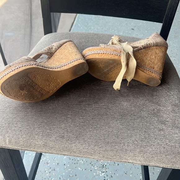 Light beige lace up wedge - Picture 3 of 4